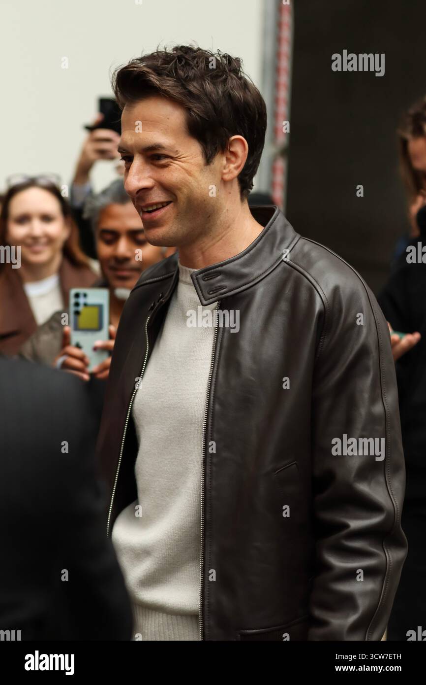 Londres, Royaume-Uni, 10 octobre 2025. Mark Ronson est sorti de la BBC pour voir Robbie Williams quitter la BBC après que Robbie Williams est apparu sur BBC Radio 1 Live Lounge. Crédit : Ben Shaw/Alamy Live News Banque D'Images