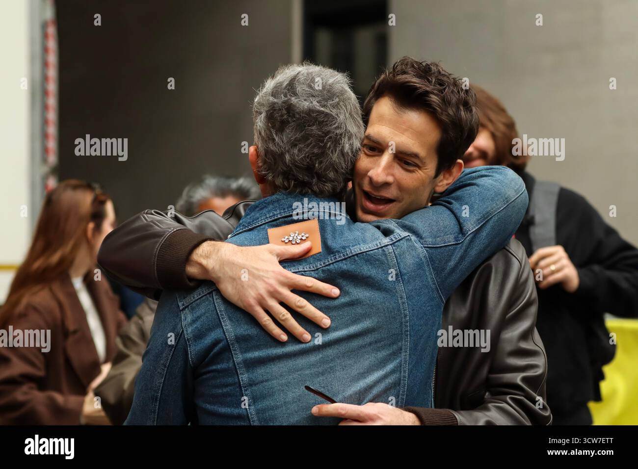 Londres, Royaume-Uni, 10 octobre 2025. Robbie Williams quitte la BBC après être apparu sur BBC Radio 1 Live Lounge. Il embrasse Mark Ronson qui est sorti de la BBC pour le voir. Crédit : Ben Shaw/Alamy Live News Banque D'Images