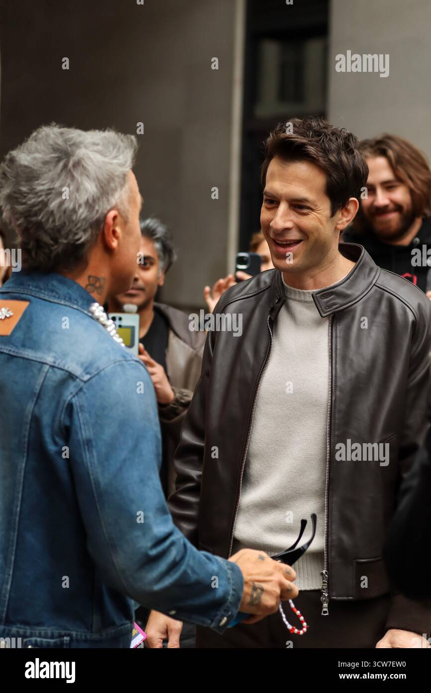 Londres, Royaume-Uni, 10 octobre 2025. Mark Ronson est sorti de la BBC pour voir Robbie Williams quitter la BBC après que Robbie Williams est apparu sur BBC Radio 1 Live Lounge. Crédit : Ben Shaw/Alamy Live News Banque D'Images