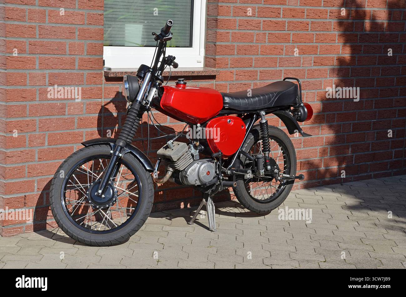 20.09.2025 Klötze 3,7 Simson S51 Deutschland/ Sachsen Anhalt/ Altmark/ Altmarkkreis Salzwedel/ Stadt Klötze/ abgestelltes MOPED/ IFA Simson S 51/ 4 Ganggetriebe/ gebaut von 1980- 1990 im VEB Fahrzeug- und Jagdwaffenfabrik Simson Suhl/ 49,8 CCM/ 3,7 PS *** 20 09 2025 Simson S51 Allemagne 51 1980 1990 49,8 Banque D'Images