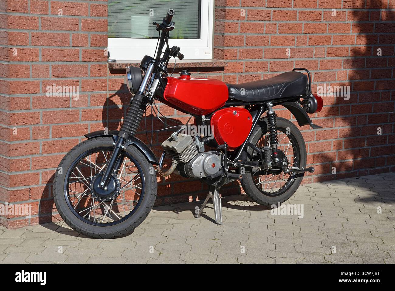 20.09.2025 Klötze 3,7 Simson S51 Deutschland/ Sachsen Anhalt/ Altmark/ Altmarkkreis Salzwedel/ Stadt Klötze/ abgestelltes MOPED/ IFA Simson S 51/ 4 Ganggetriebe/ gebaut von 1980- 1990 im VEB Fahrzeug- und Jagdwaffenfabrik Simson Suhl/ 49,8 CCM/ 3,7 PS *** 20 09 2025 Simson S51 Allemagne 51 1980 1990 49,8 Banque D'Images