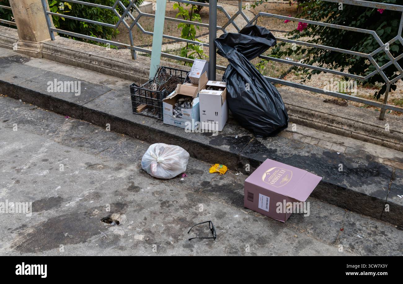 Poubelle de ville avec carton et sac plastique, Sicile, Italie, 9 octobre 2025 Banque D'Images