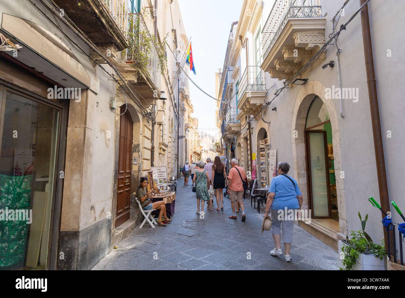 Authentique rue baroque dans la vieille ville avec des touristes piétons, Syracuse, Italie, 9 octobre 2025 Banque D'Images
