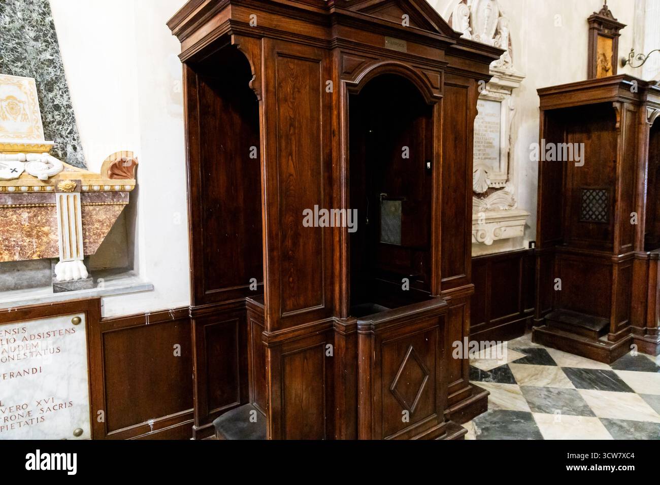 Cabine confessionnelle sacrée dans une église baroque, Syracuse, Italie, 9 octobre 2025 Banque D'Images