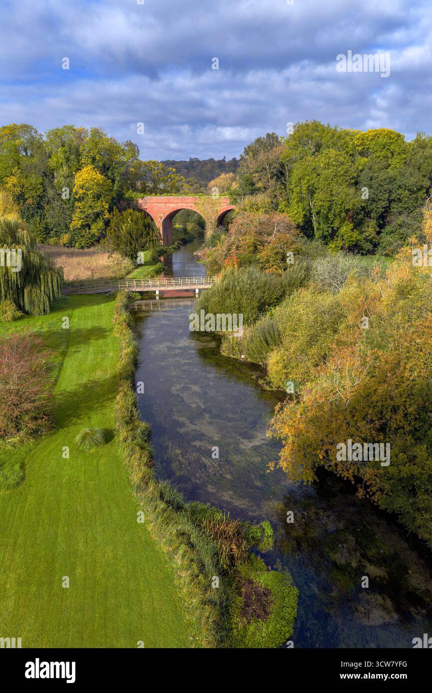 Vieux viaduc ferroviaire au-dessus de la rivière test à Tufton, près de Whitchurch. Hampshire, Angleterre. Banque D'Images