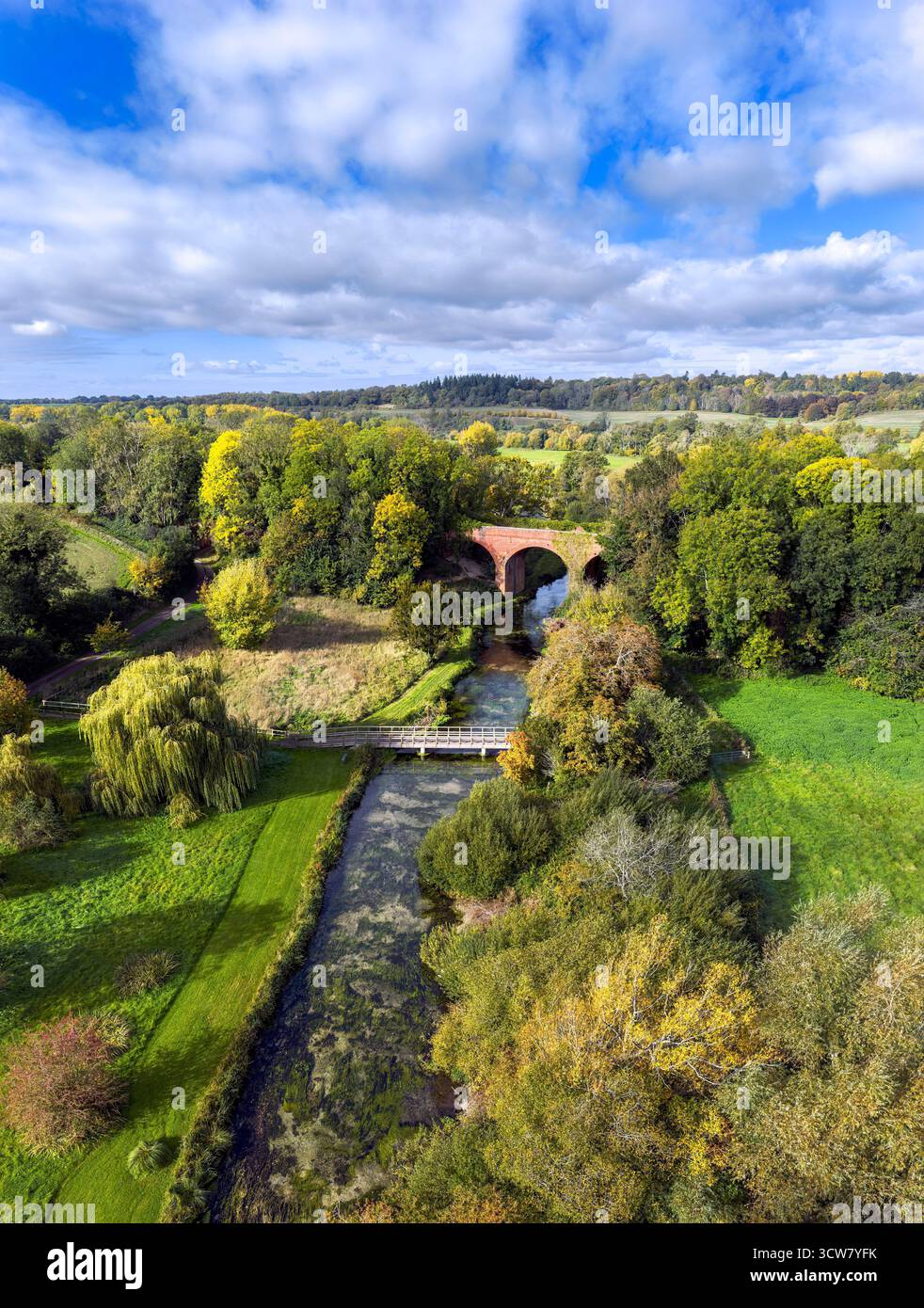Vieux viaduc ferroviaire au-dessus de la rivière test à Tufton, près de Whitchurch. Hampshire, Angleterre. Banque D'Images