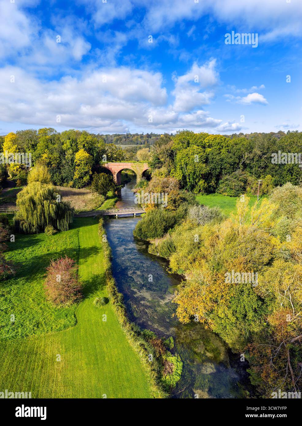 Vieux viaduc ferroviaire au-dessus de la rivière test à Tufton, près de Whitchurch. Hampshire, Angleterre. Banque D'Images