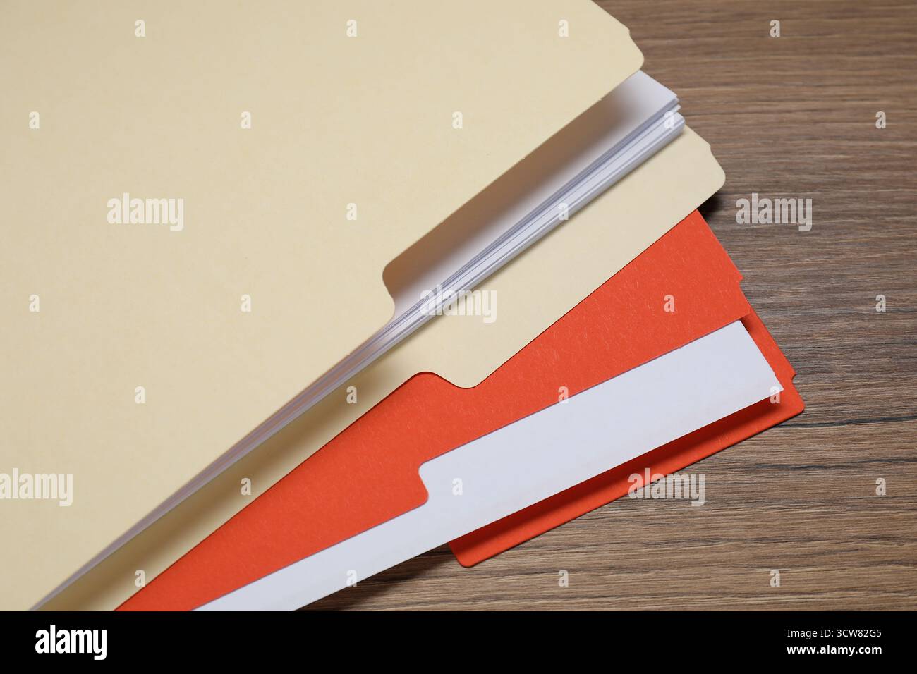 Beaucoup de documents dans des dossiers sur la table en bois, gros plan Banque D'Images