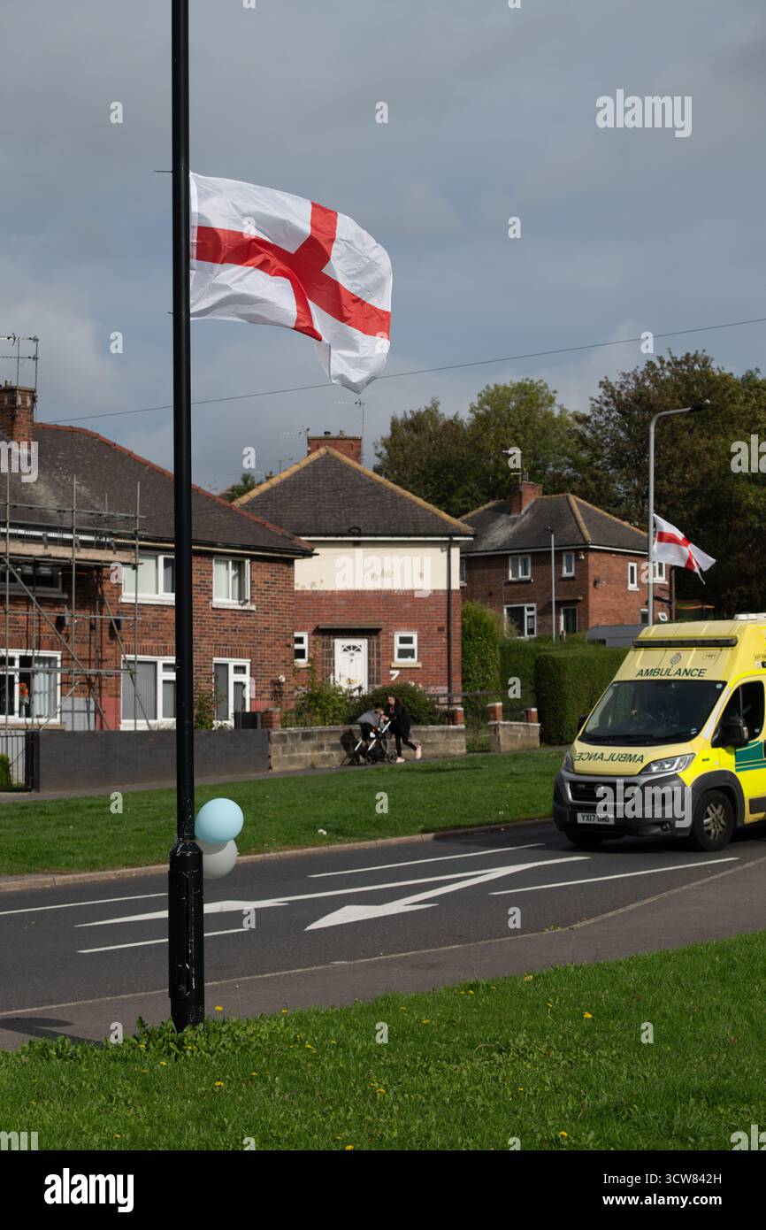 Drapeaux de St George’s Cross affichés sur des lampadaires lors de l’« opération Raise the Colours » à Rotherham, South Yorkshire, Angleterre Banque D'Images