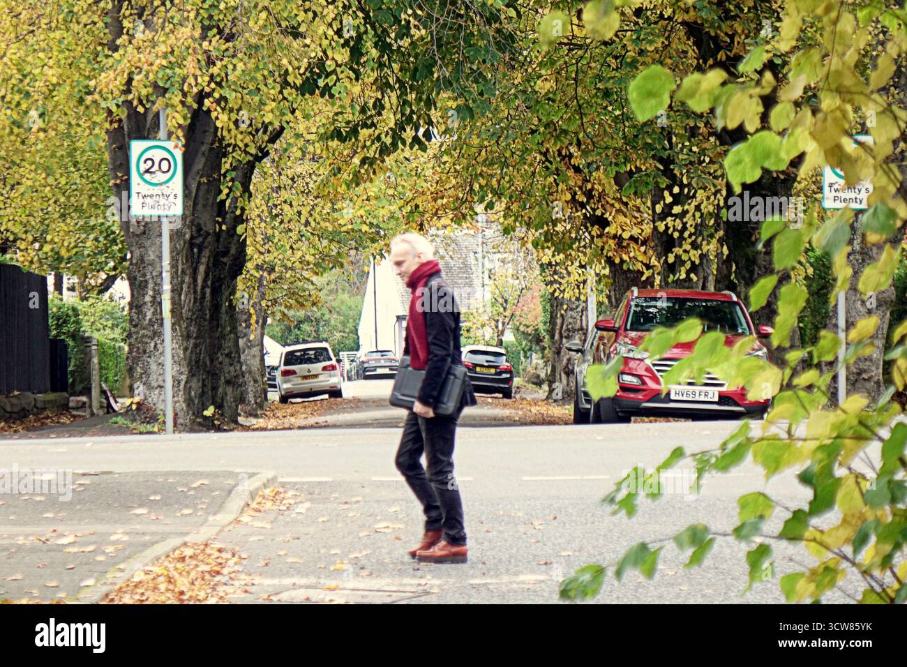 Glasgow, Écosse, Royaume-Uni. 10 octobre 2025. Météo britannique : L'automne apparaît dans la ville alors que le temps froid arrive dans les rues du centre de la ville. Crédit Gerard Ferry/Alamy Live News Banque D'Images