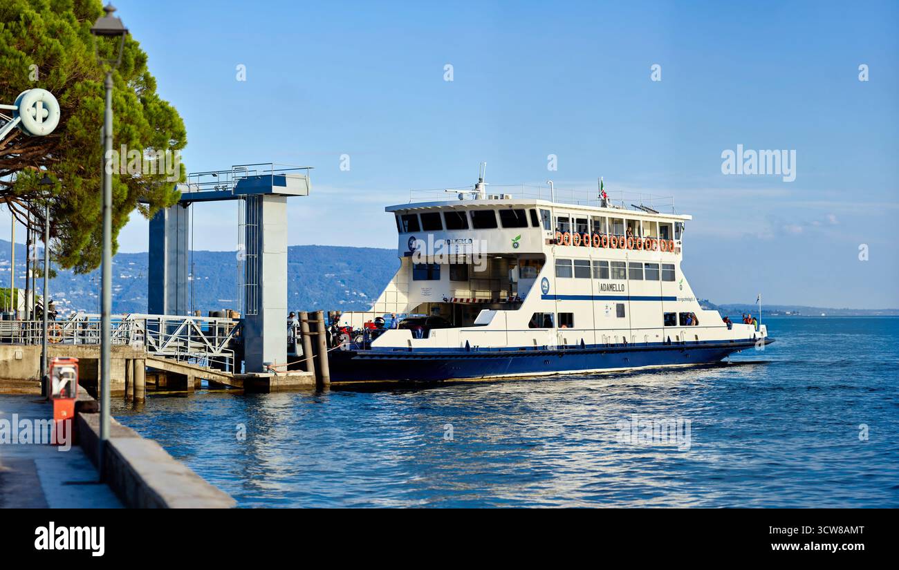 Car ferry à Toscolano Italie Banque D'Images