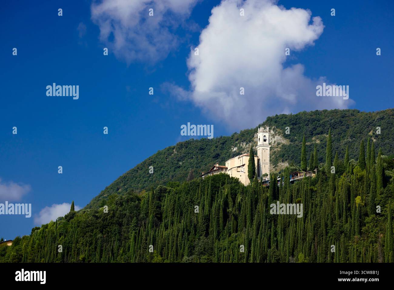 Chiesa di Montemaderno surplombant Toscolano Italie Banque D'Images