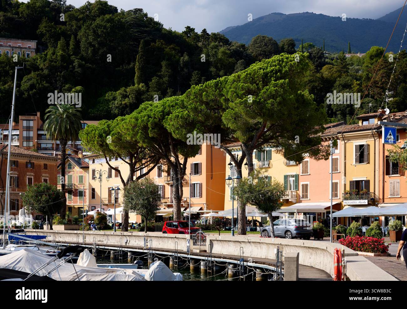 Chiesa di Montemaderno surplombant Toscolano Italie Banque D'Images