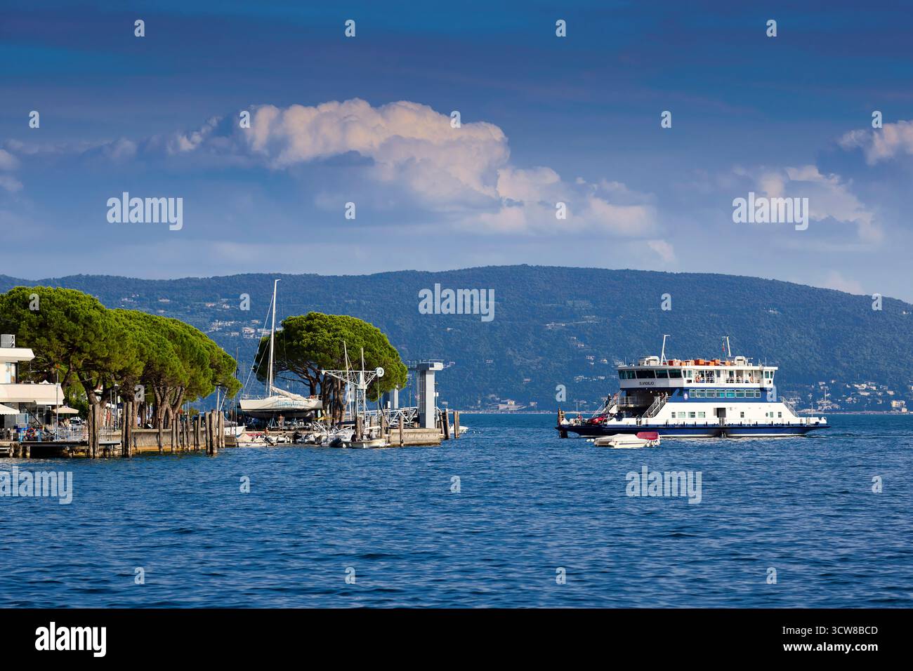 Car ferry à Toscolano Italie Banque D'Images