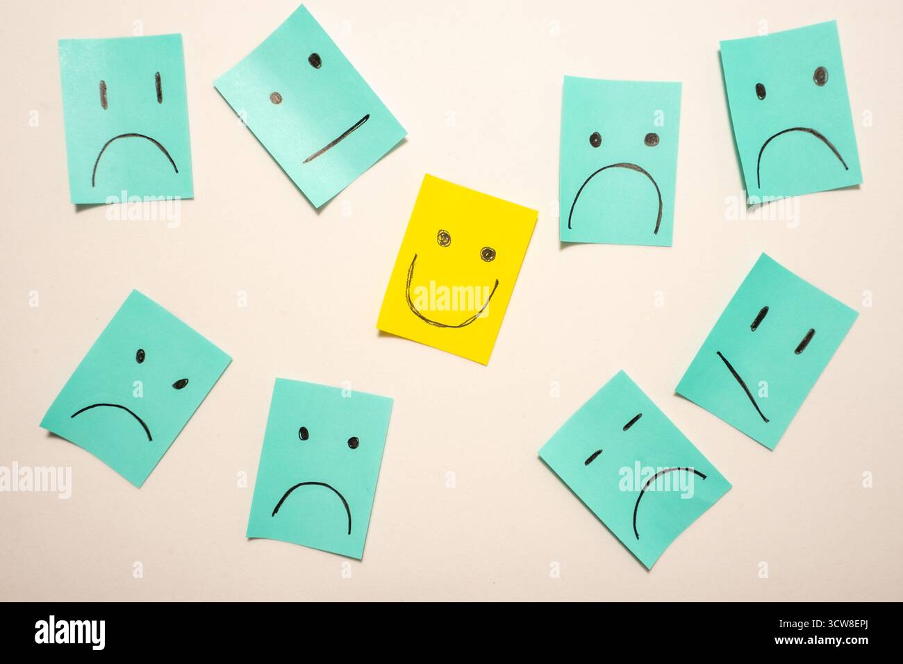 Notes adhésives avec des smiley malheureux et un smiley heureux. Sur fond blanc. Banque D'Images Notes adhésives avec des smiley malheureux et un smiley heureux. Sur fond blanc. Banque D'Images