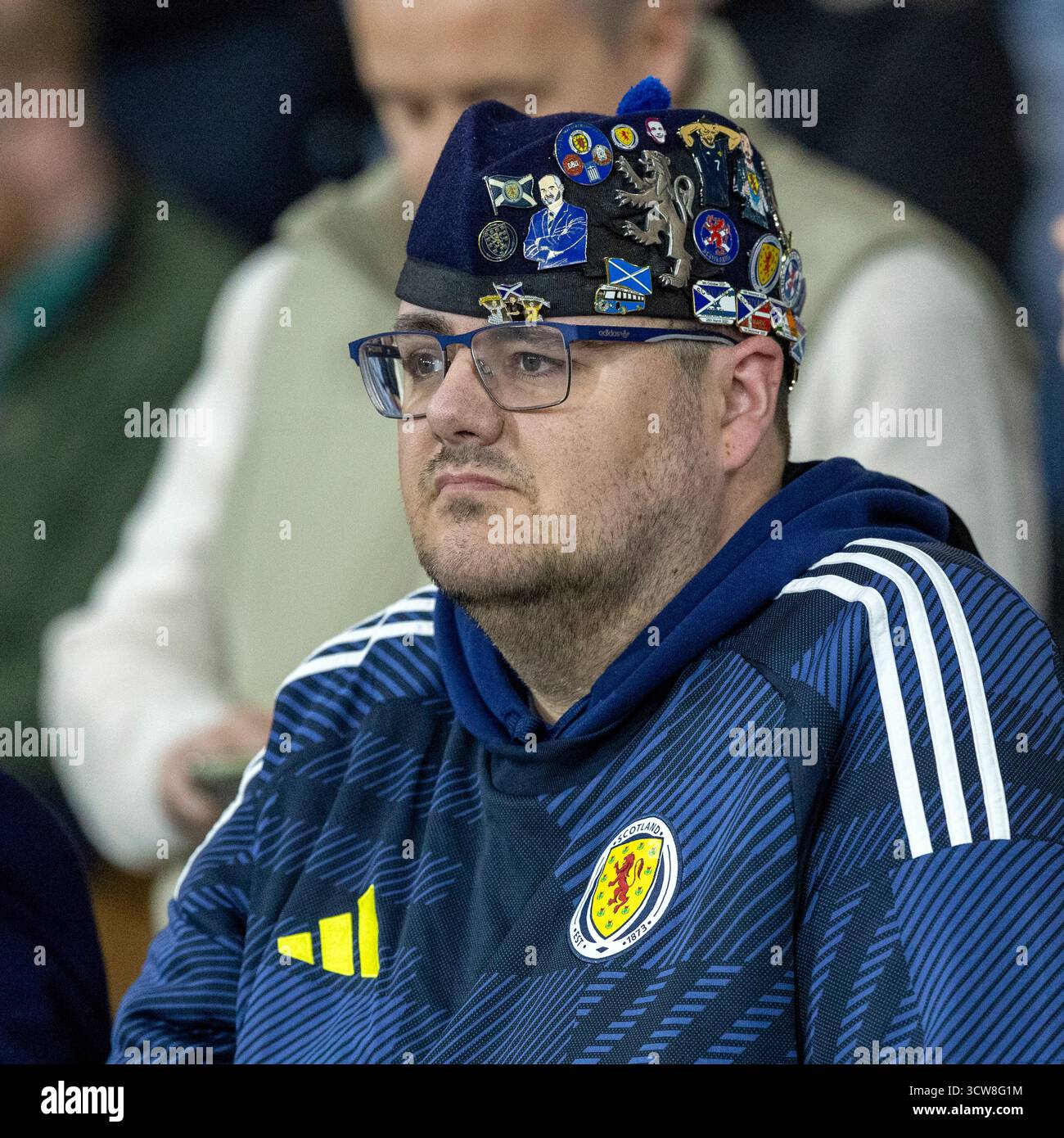 Fan de football de l'équipe nationale d'Écosse, sur les terrasses de Hampden Park, Glasgow, en Écosse, tout en regardant la coupe du monde de qualification européenne Banque D'Images