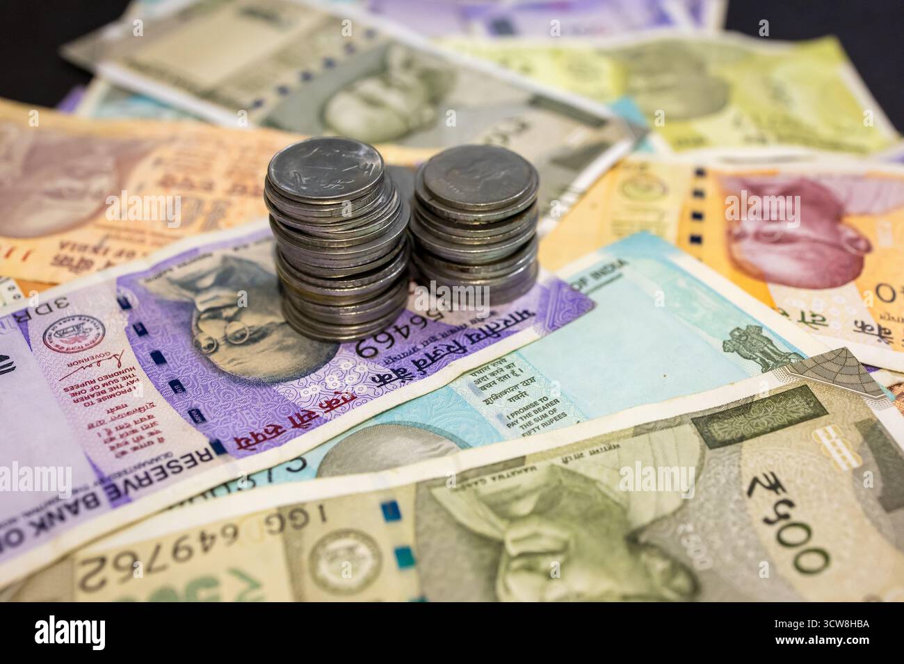 Pièces de monnaie en roupie sur le dessus de la monnaie de papier coloré Banque D'Images