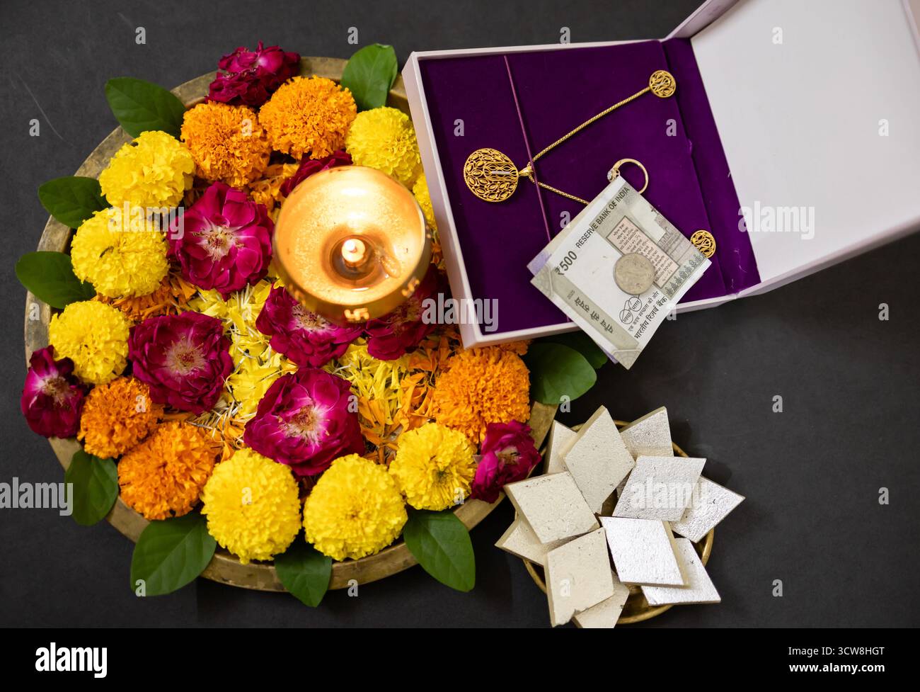Ensemble cadeau décoratif de fête avec ornements dorés et argent pour la célébration culturelle Banque D'Images