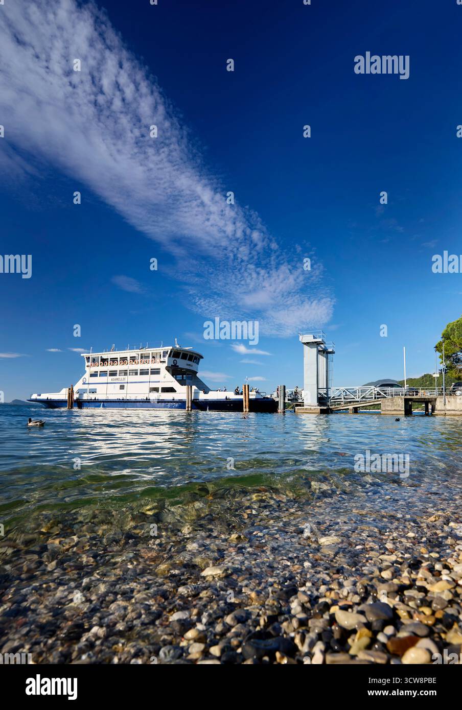 Car ferry à Toscolano Italie Banque D'Images