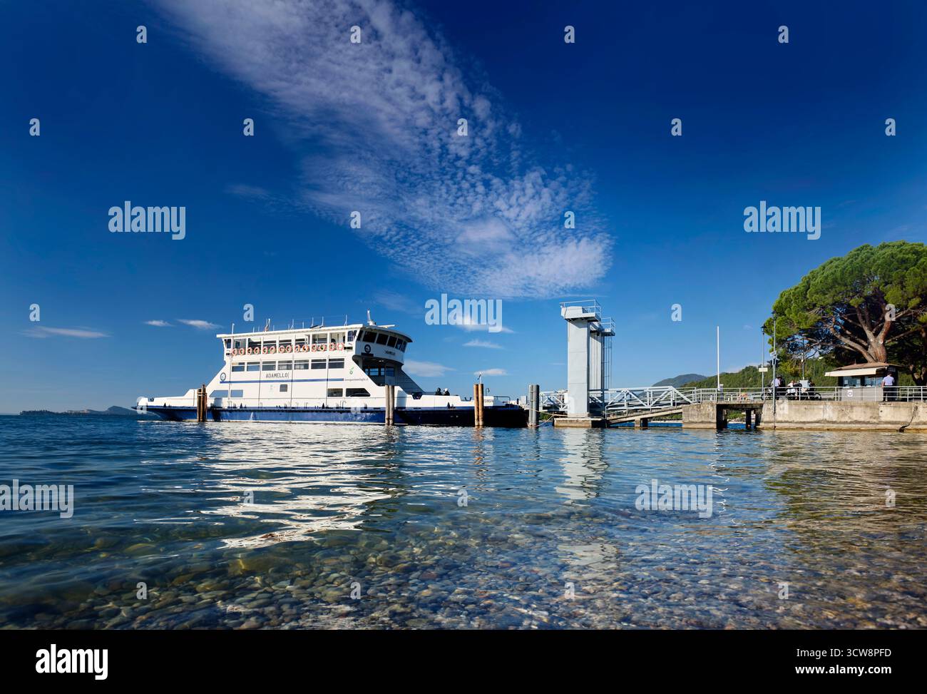 Car ferry à Toscolano Italie Banque D'Images