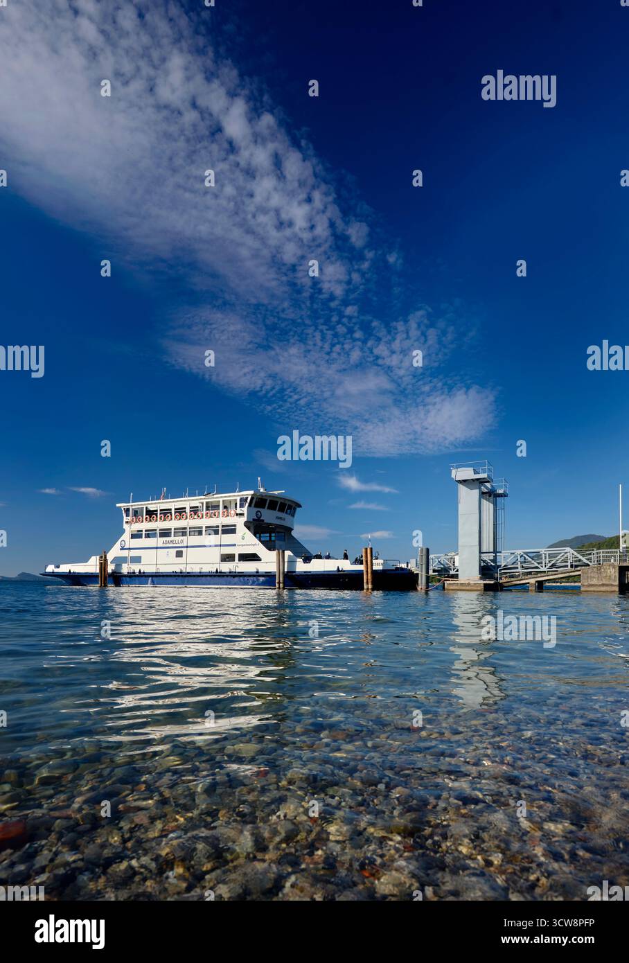 Car ferry à Toscolano Italie Banque D'Images