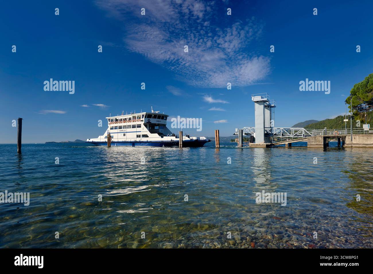 Car ferry à Toscolano Italie Banque D'Images