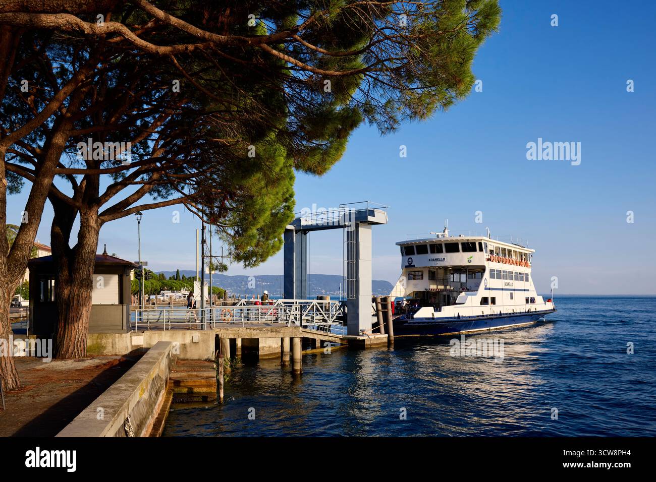 Car ferry à Toscolano Italie Banque D'Images
