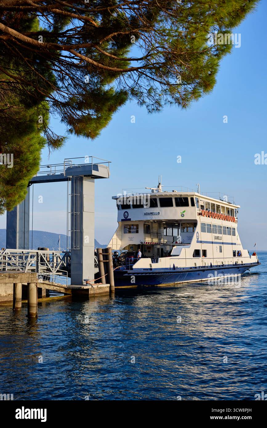 Car ferry à Toscolano Italie Banque D'Images