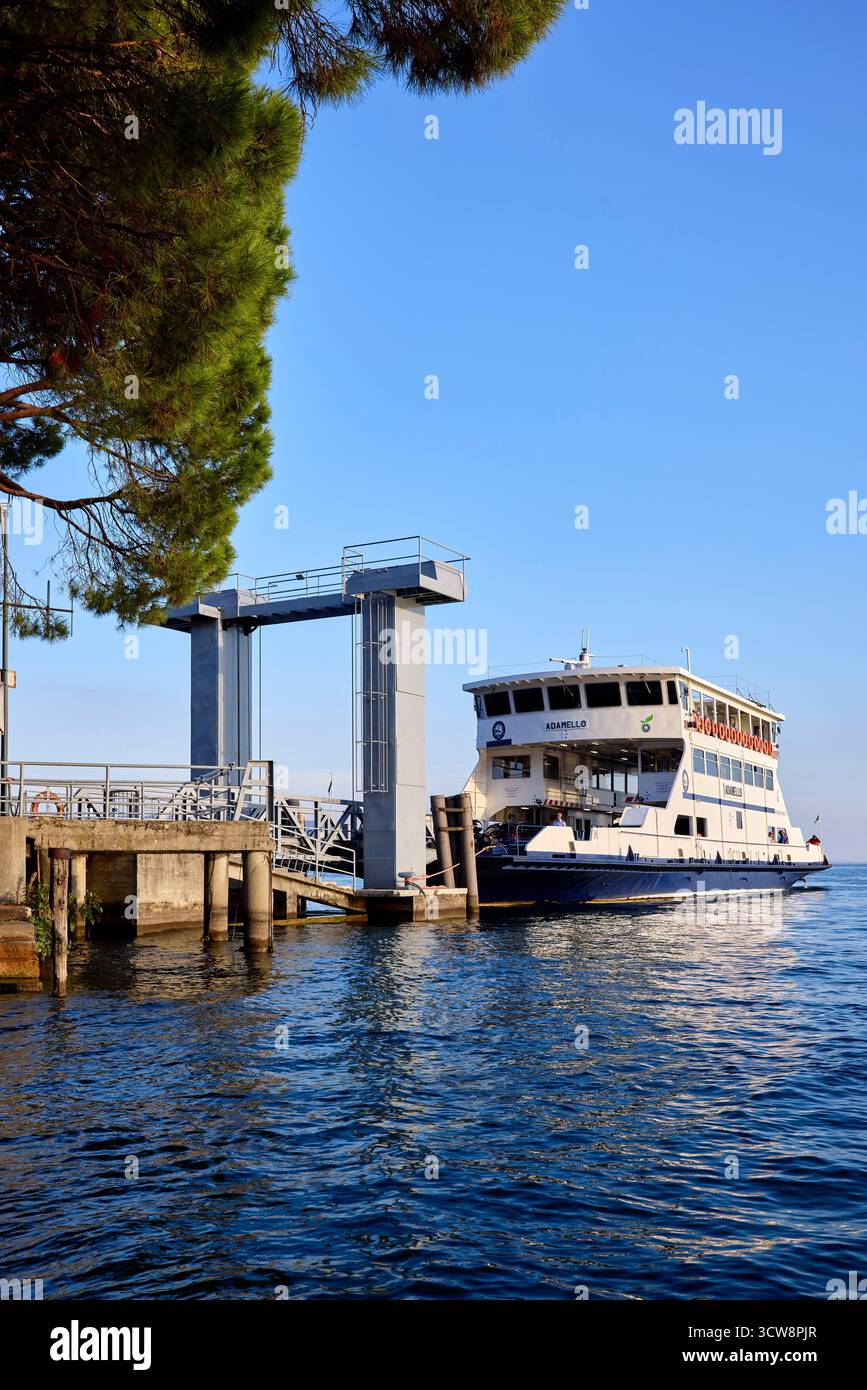 Car ferry à Toscolano Italie Banque D'Images