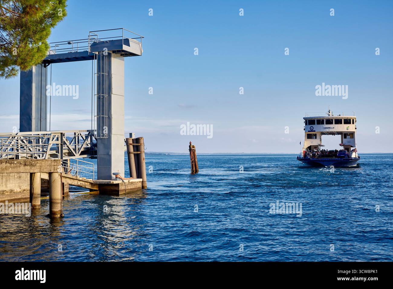 Car ferry partant à Toscolano Italie Banque D'Images