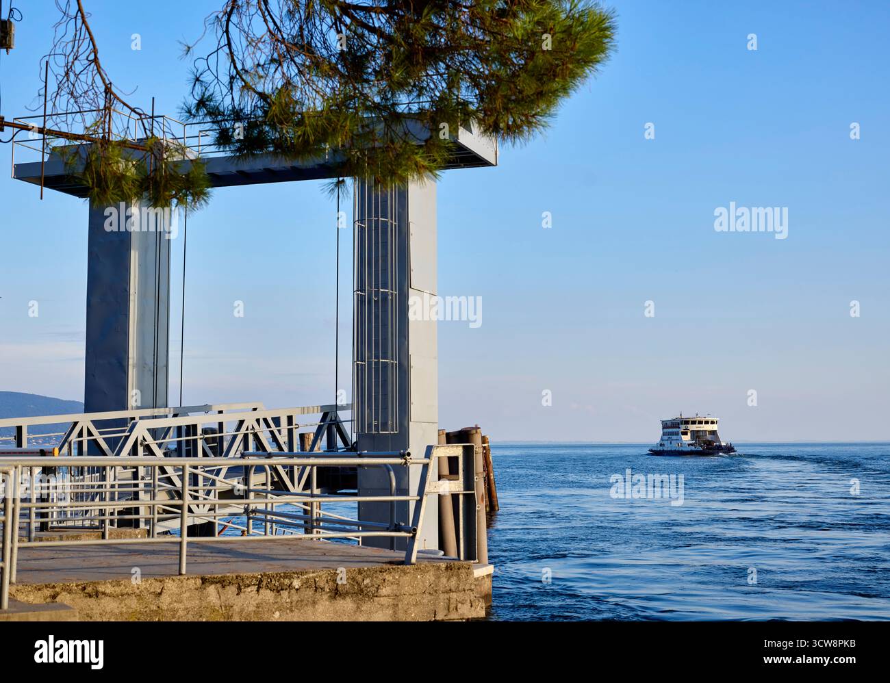 Car ferry partant à Toscolano Italie Banque D'Images