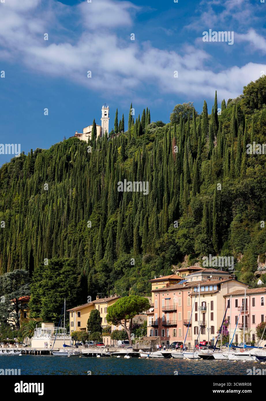 Chiesa di Montemaderno surplombant Toscolano Italie Banque D'Images