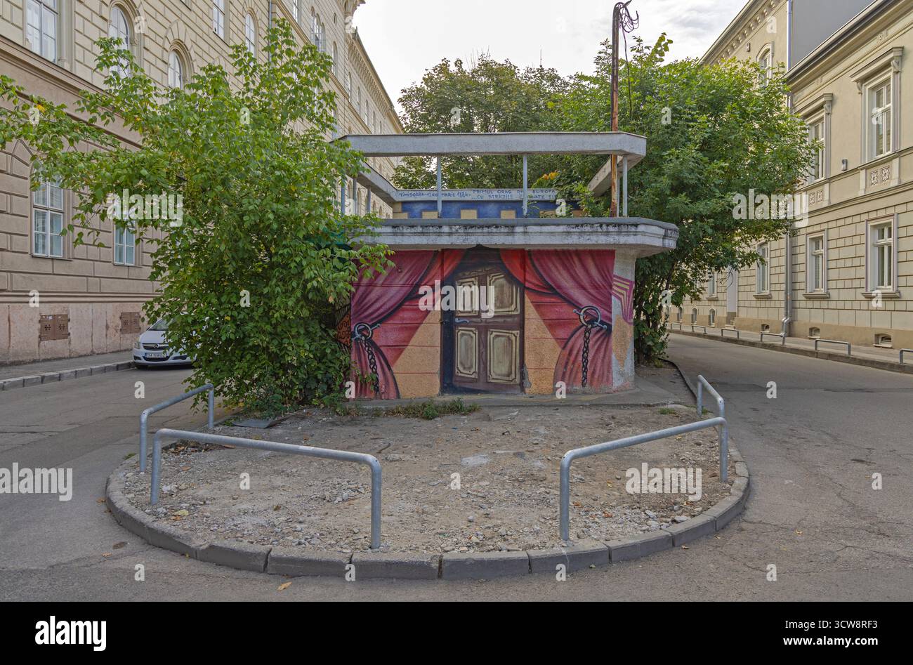 Timisoara, Roumanie - 24 septembre 2025 : Art de rue mural à la structure de bâtiment utilitaire Old transformer Station dans le centre-ville Autumn Day Travel. Banque D'Images
