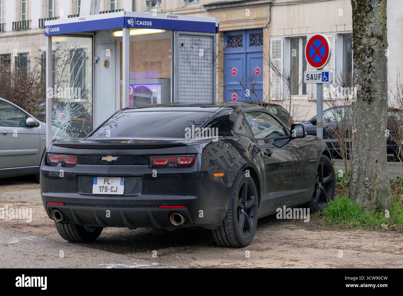 Nancy, France - vue sur une Camaro noire Chevrolet garée sur un parking. Banque D'Images