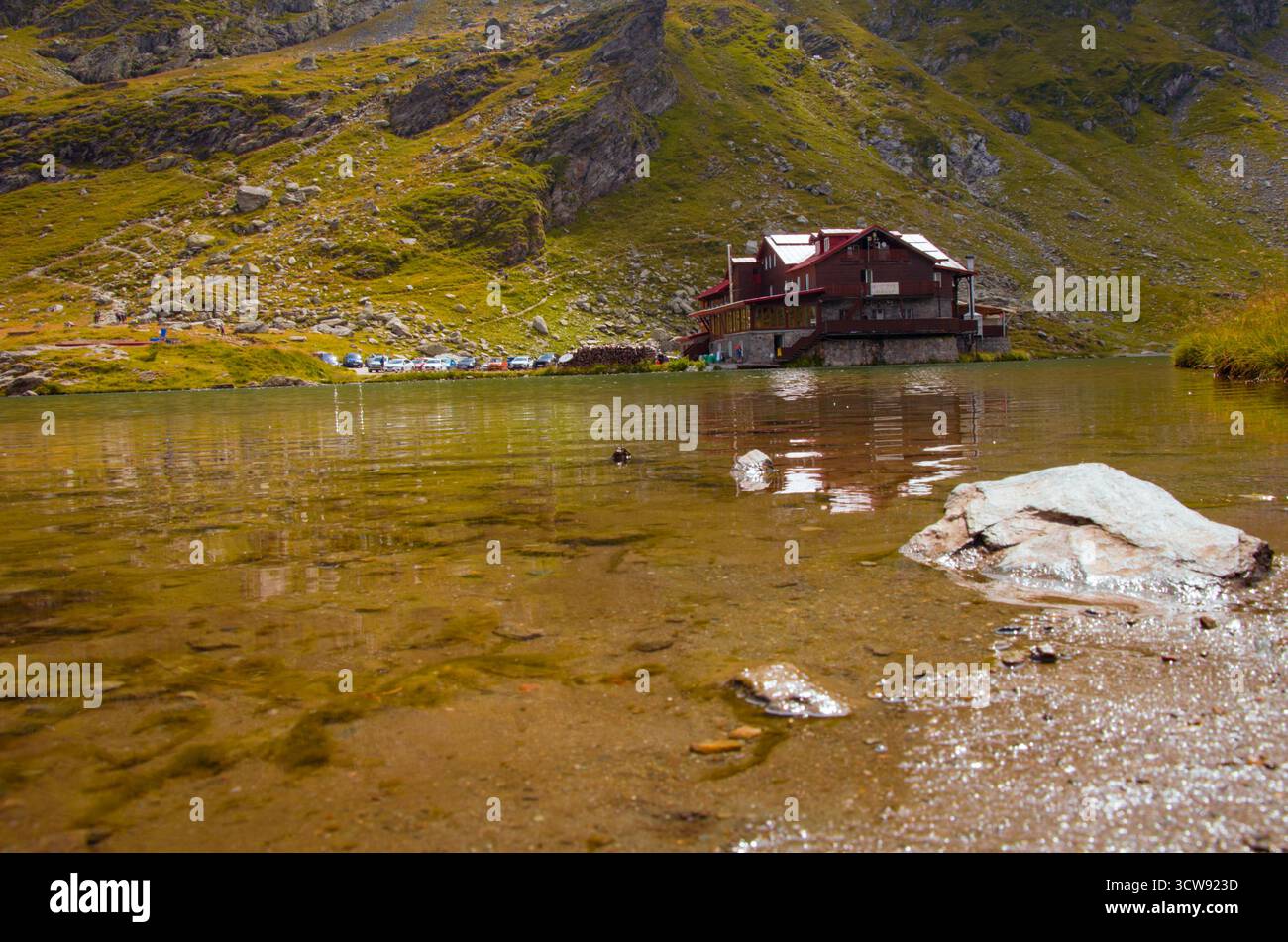Pittoresque Balea Lac Chalet reflété dans le lac alpin, Transfgran. Banque D'Images