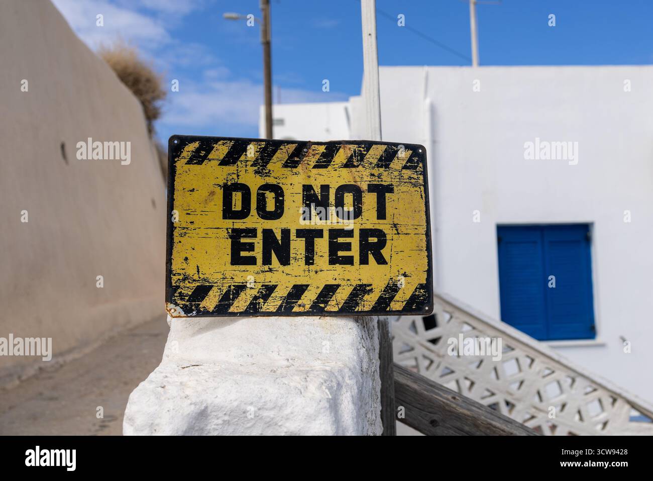 Panneau « ne pas entrer » en face du bâtiment blanc des Cyclades à Santorin, Grèce 04 octobre 2025 Banque D'Images