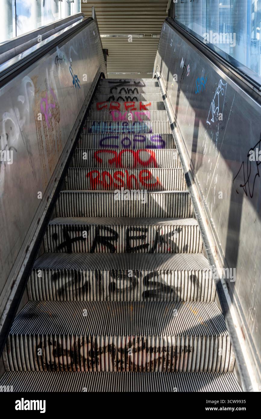Escalator dans une gare de banlieue, couvert de graffiti, Tages, Düsseldorf, Rhénanie du Nord-Westphalie, Allemagne, Banque D'Images