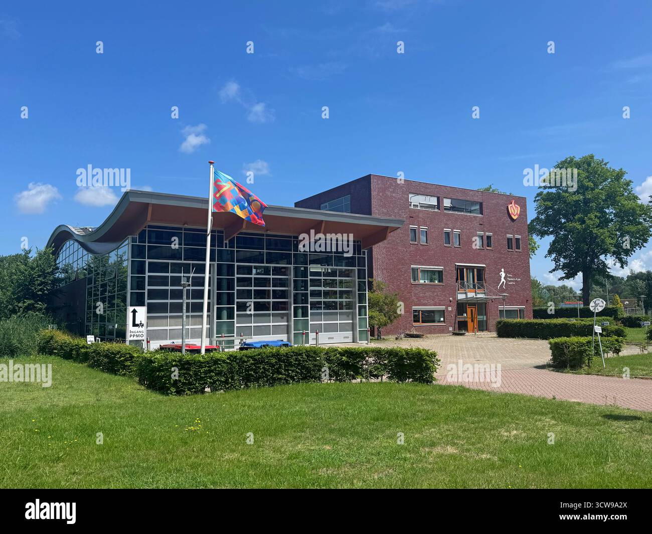 Amsterdam, pays-Bas - 15 juin 2025 : caserne de pompiers hollandais Amsterdam-Amstelland Osdorp également connu sous le nom de Fanny Blankers Koen Kazerne. Banque D'Images