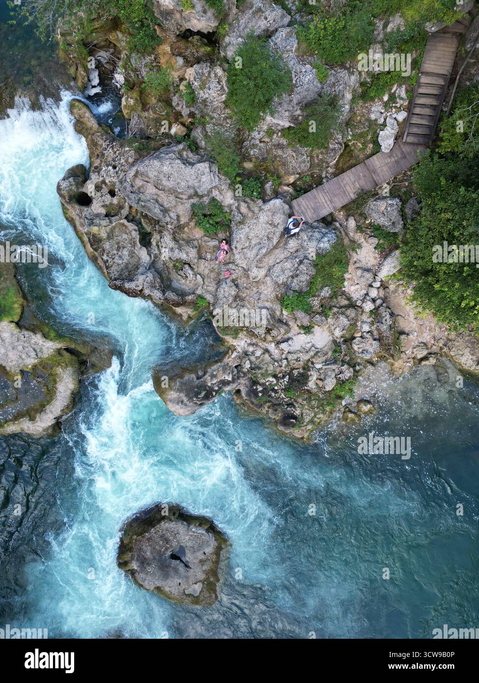 Cascade de Štrbački buk sur la rivière Una, parc national Una, Bihać, Bosnie-Herzégovine — cascade de travertin spectaculaire et eaux émeraude. Banque D'Images