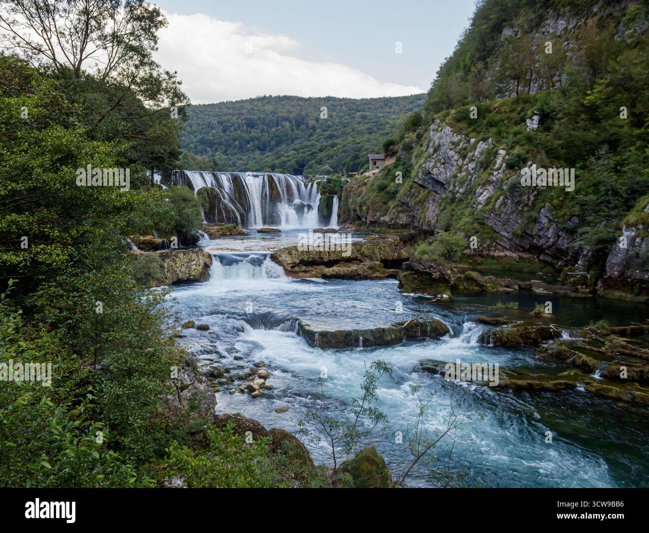 Cascade de Štrbački buk sur la rivière Una, parc national Una, Bihać, Bosnie-Herzégovine — cascade de travertin spectaculaire et eaux émeraude. Banque D'Images