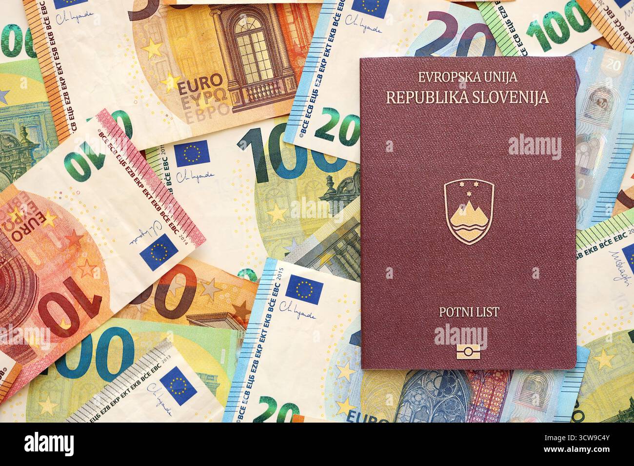 Passeport slovène se trouve sur une grande quantité de billets de banque en euros gros plan. Riche vie et voyage en Europe concept Banque D'Images