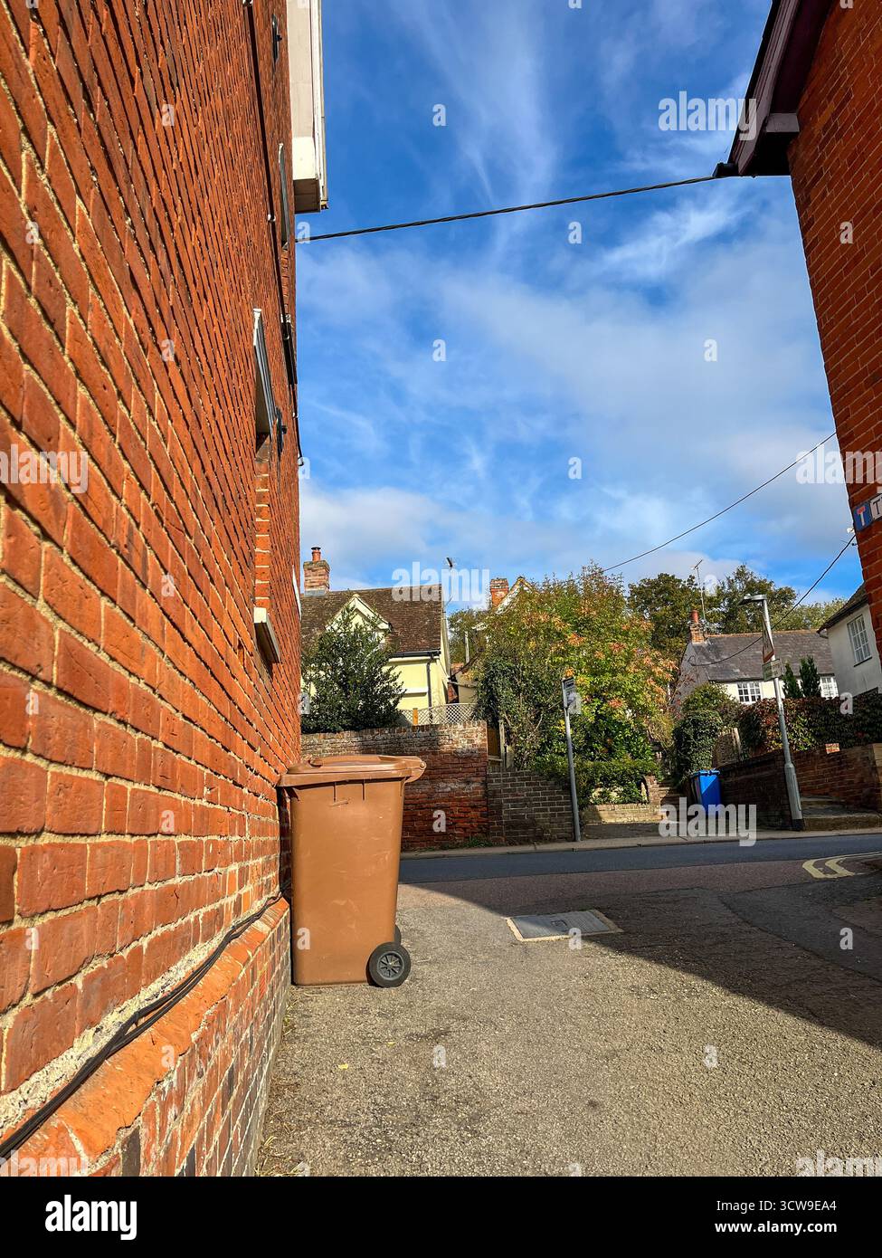 Poubelles de jardin brun anglais dans la rue, prêtes pour la collecte. - Image de stock capturée avec un smartphone