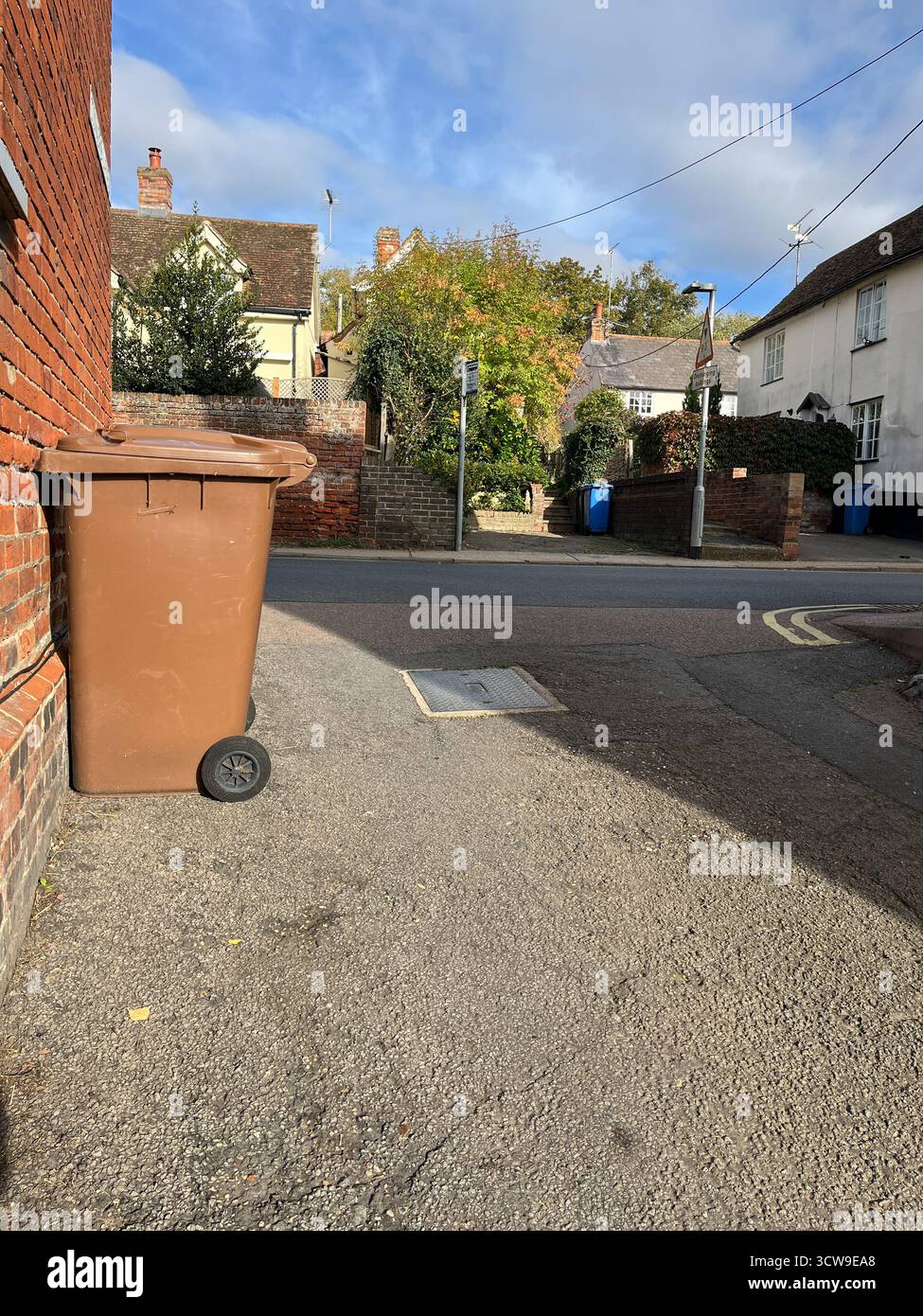 Poubelles de jardin brun anglais dans la rue, prêtes pour la collecte. - Image de stock capturée avec un smartphone