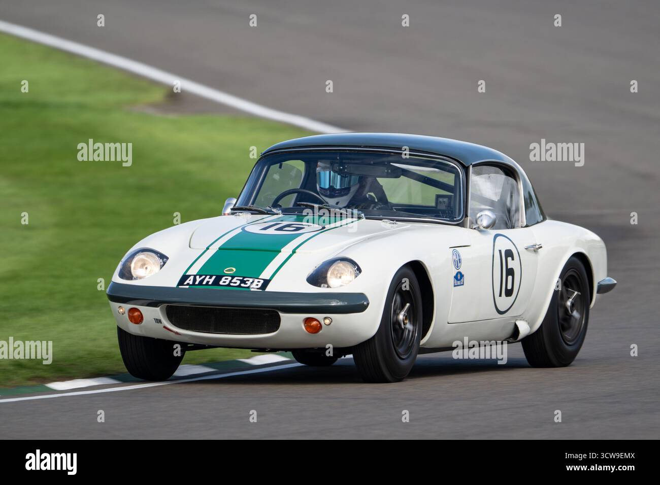 La course du trophée Fordwater avec des voitures de sport classiques des années 1960 en action au Goodwood Revival 2025, Goodwood Motor circuit, Chichester, West Sussex, Banque D'Images