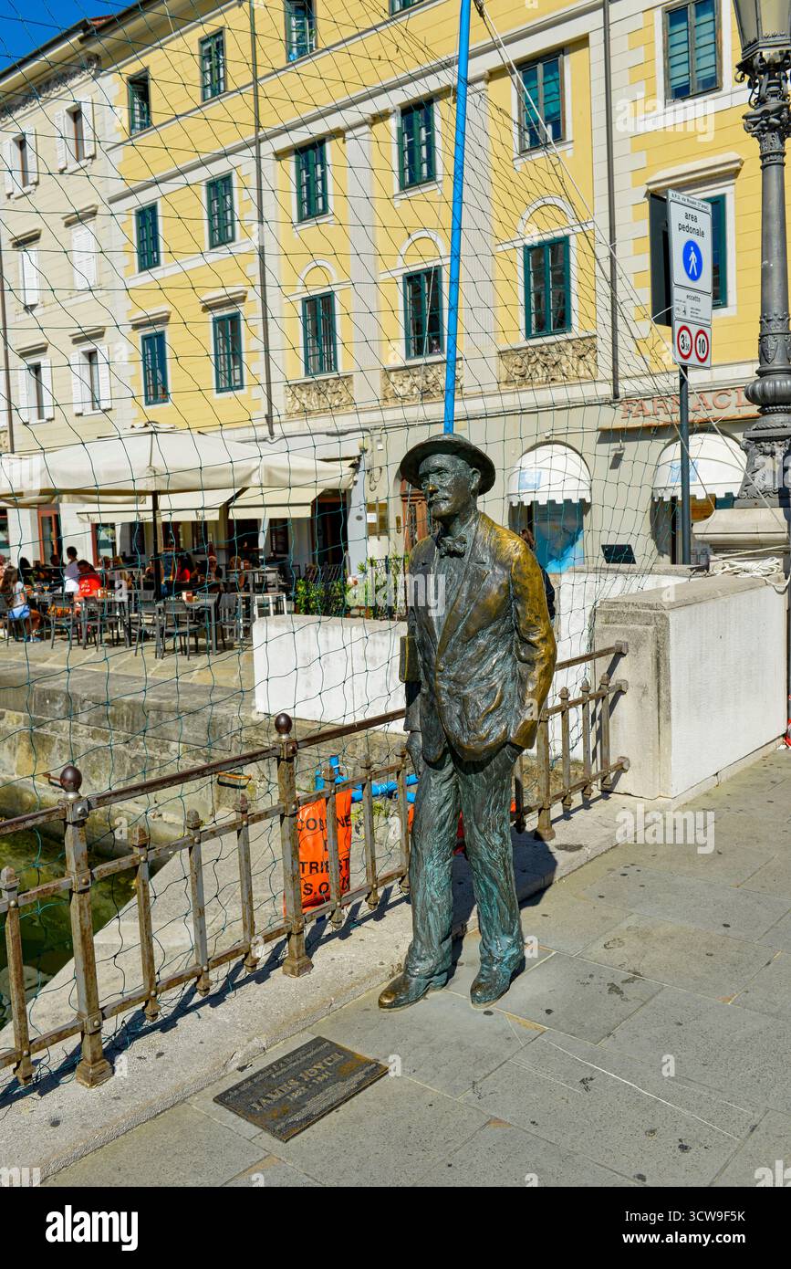 Statue de James Joyce sur le pont via Roma à Trieste, Italie Banque D'Images