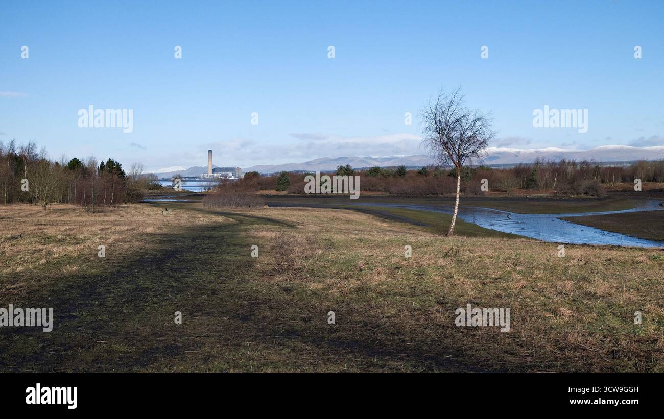 Vue depuis le sentier de randonnée John Muir Way à Bo'Nness sur le Firth of Forth jusqu'à la centrale électrique de Longannet, aujourd'hui démolie. Banque D'Images