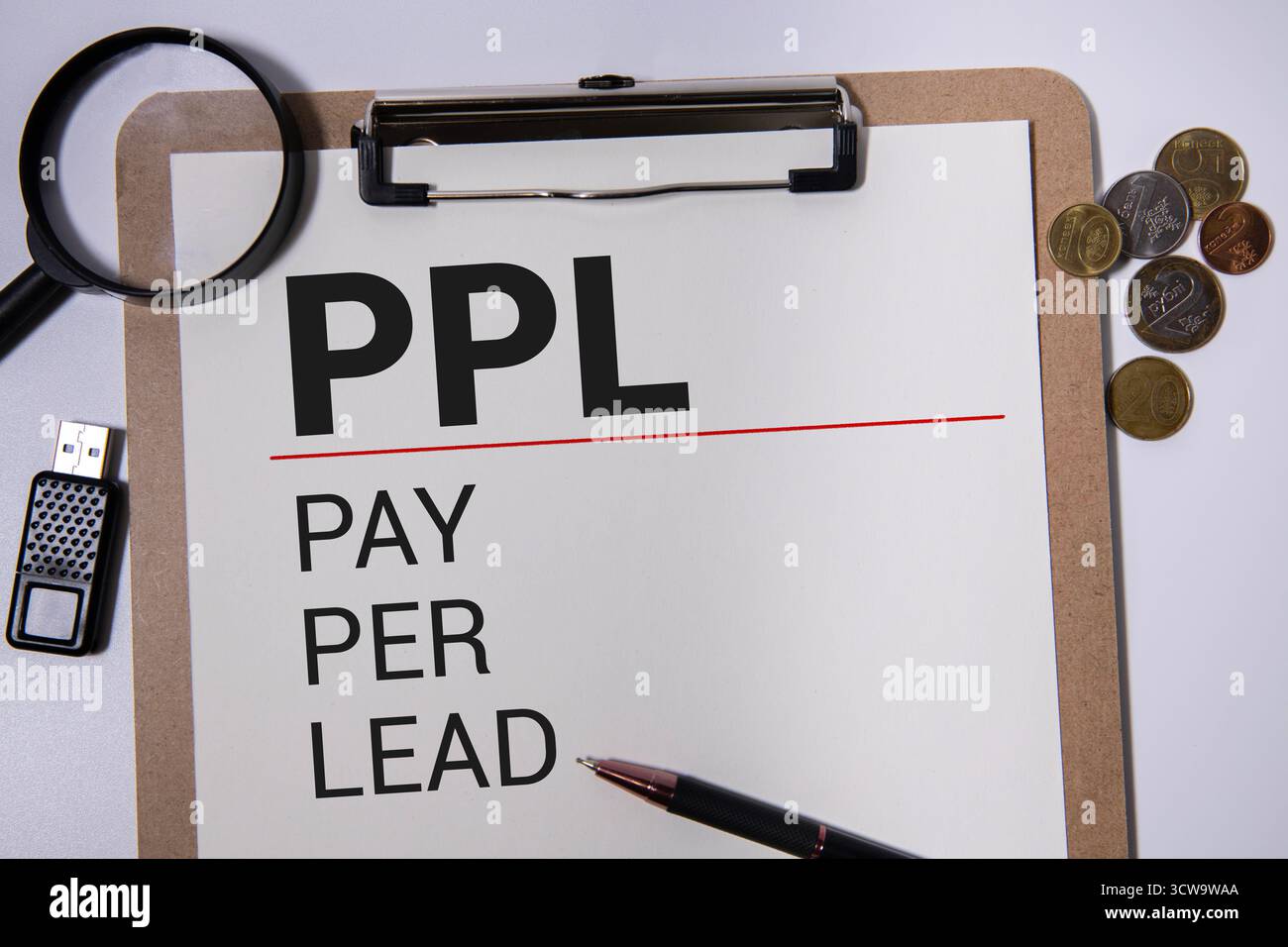 Le concept du mot connu sous le nom de PPC ou payer par clic a un fond jaune. Banque D'Images