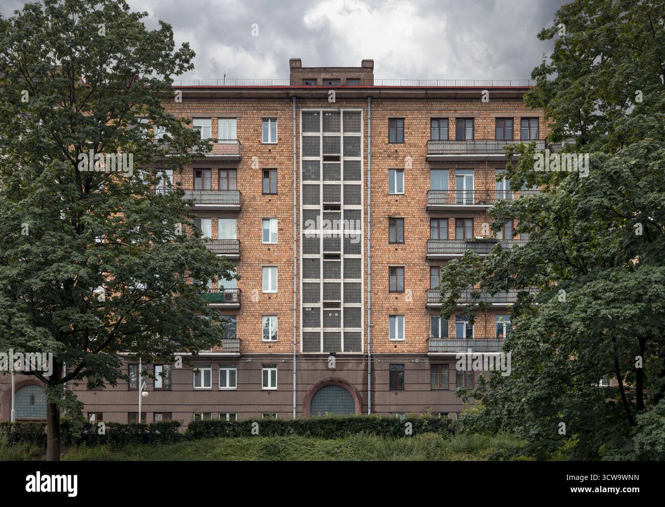 Bâtiment résidentiel historique de l'ère soviétique dans le centre de Minsk, Biélorussie, construit en 1957. La façade symétrique avec briques et balcons ref Banque D'Images