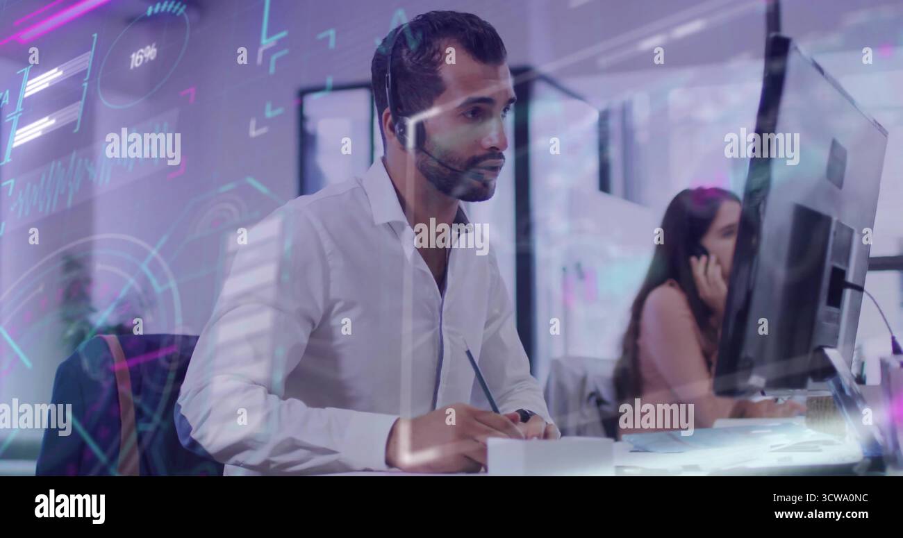 Spécialiste INFORMATIQUE du moyen-Orient prenant des notes sur bloc-notes dans un bureau ouvert, avec chemise et casque Banque D'Images