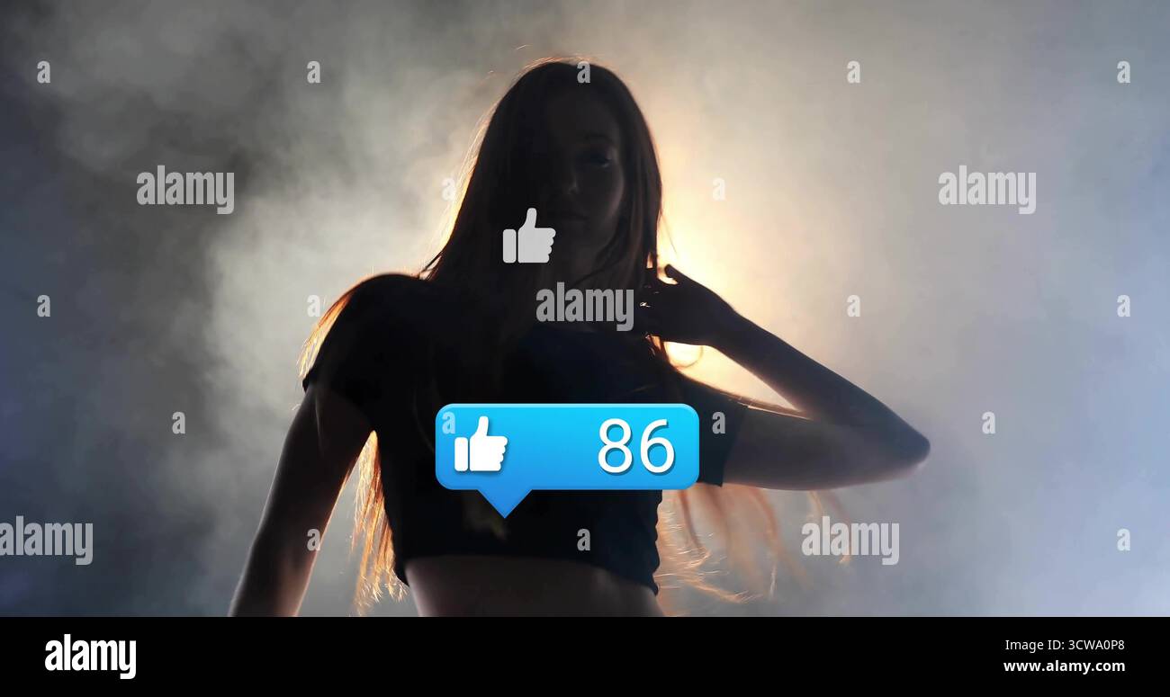 Silhouette de femme brillante portant un crop top dans la brume studio, l'icône pouce vers le haut et comme bulle montrant 86 Banque D'Images